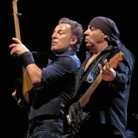 Bruce Springsteen (levo) je leta 2012 nastopil tudi v Trstu; ob 
njem  prijatelj in  desna roka  -    kitarist Steven  Van Zandt. 