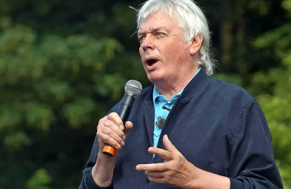 V Sloveniji se te dni mudi kontroverzni britanski pisatelj, 
publicist, predavatelj in avtor teorij zarot David Icke, ki je 
danes predstavil svojo knjigo Fantomski jaz (in kako 
poiščemo pravi jaz) v slovenskem prevodu.