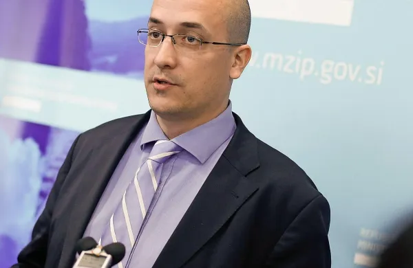 Jure Leben: “Napoved sveta za civilni nadzor 
projekta drugi tir, da bodo vložili svoj zakon, 
vidimo kot destruktivno in skrajno neodgovorno 
dejanje. Zakaj? Lahko upočasni pridobivanje 
evropskih sredstev in sam začetek gradnje drugega 
tira, kar bo imelo gospodarske posledice za Luko 
Koper in celotno logistiko.”
