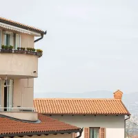 Stanovanje je last Javnega stanovanjskega sklada Mestne 
občine Koper, nahaja pa se v stanovanjskem bloku v središču 
Škofij.
