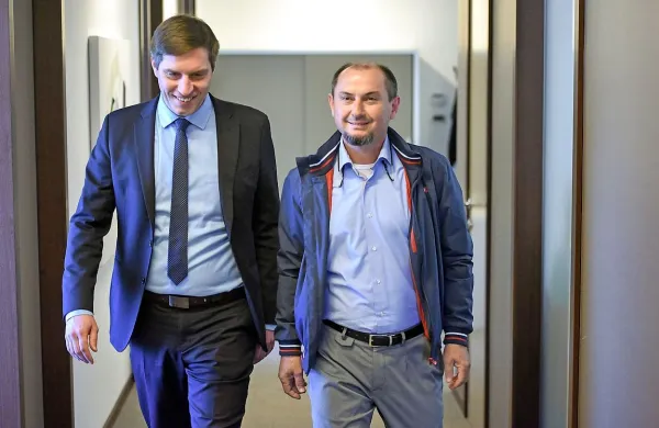 Vedno zgovornega Gašparja Gašparja Mišiča je njegov  
odvetnik Uroš Križanec danes pred  koprskim delovnim 
sodiščem posebej opominjal, naj ne daje nobenih izjav o 
poravnalnem naroku v delovnem sporu z Luko Koper.  