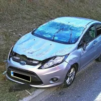 Ena od voznic se je z avtom prevrnila na streho.