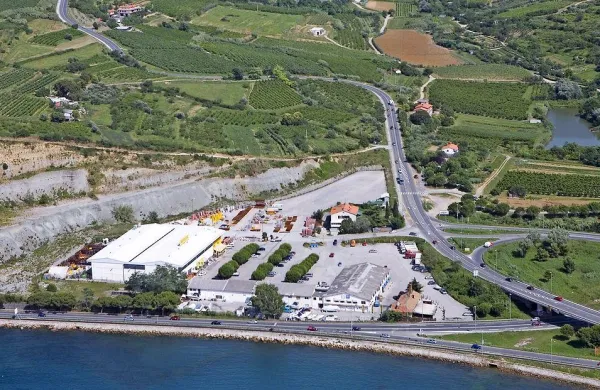 Iz Izole bo - mimo avtokampa Jadranka - še vedno mogoče do trgovsko-poslovnega centra na 
Rudi in  bolnišnice, na deteljici pa bodo postavili zapore, tako da v Koper ne bo več mogoče. 


