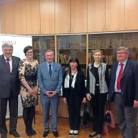 Z leve: župan Primorsko-goranske županije Zlatko Komadina, vodja reške enote dr. Barbara Riman, minister 
Gorazd Žmavc, direktorica Inštituta za narodnostna 
vprašanja Ljubljana prof. dr. Sonja Novak-Lukanovič, veleposlanica Republike Slovenije na Hrvaškem, nje. eksc. 
Smiljana Knez, župan Mesta Reka, mag.  Vojko Obersnel 
