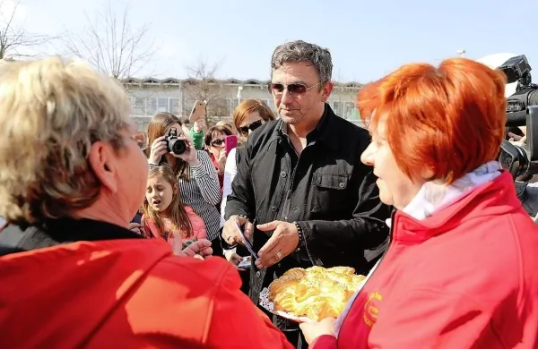 Gorskega zdravnika so prisrčno sprejele  zveste gledalke.