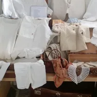 Razstava oblačil, ki so jo pripravili učenci OŠ  Bogomirja Magajne.