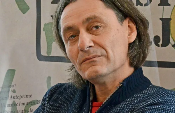 Režijo (Totalno) katastrofalne večerje  podpisuje Samo M. 
Strelec.