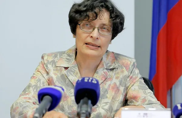 Zdenka Čevbašek-Travnik ni prestala glasovanja o zaupnici, 
a bo kljub temu še naprej vodila zdravniško zbornico.