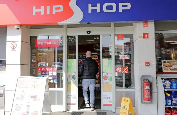 Na Petrolovem bencinskem servisu v Rožni Dolini so veseli, 
da so nekomu prinesli srečo.