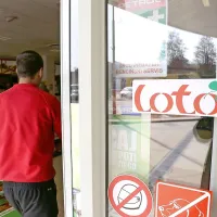 Na Petrolovem bencinskem servisu v Rožni Dolini  je bil 
vplačan loterijski listek za sedmico, vredno dober milijon 
evrov.