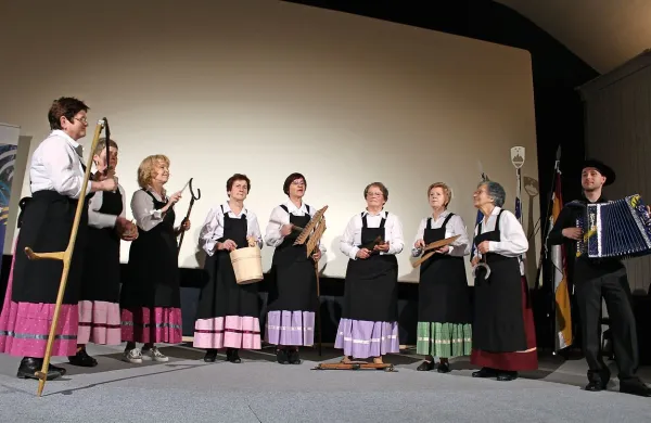 Kanomeljske punce s svojimi inštrumenti - kmečkimi orodji, 
so gostom konference namenile glasbeni pozdrav.