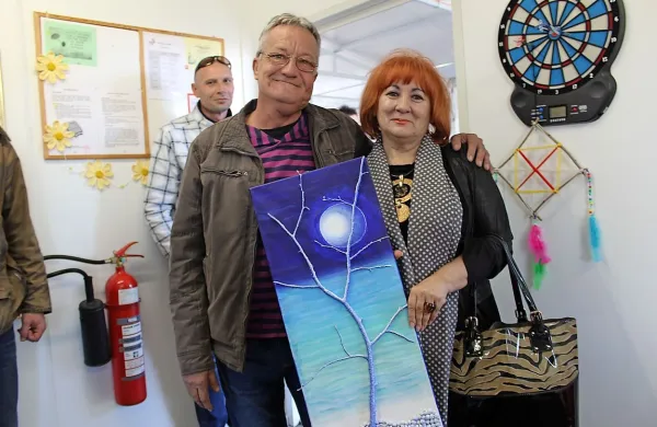 Ob odhodu je v dar prejela sliko, ki jo je naslikal uporabnik 
zavetišča, in ta bo - kot je povedala - našla svoje mesto v njeni 
pisarni.