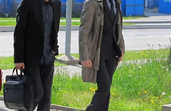 Na koprskem okrajnem sodišču so včeraj zaman čakali na 
rektorja Dragana Marušiča in odvetnika Velimirja Cugmasa 
(desno). 
