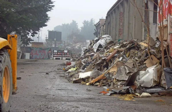 V odpadkih, ki so jih delavci odstranjevali prvi dan, naj ne bi 
bilo azbestne kritine, zato kupa niso zavarovali, pravijo v 
podjetju Saubermacher.