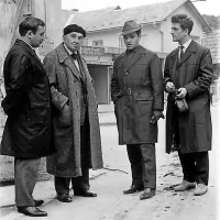 Ko je goriški ansambel s komedijo Mandragola gostoval v 
Radovljici, so člani obiskali pesnika Alojza Gradnika: (z leve) 
Andrej Jelačin, Alojz Gradnik, Stane Leban in Valko Bone. 