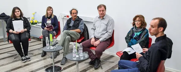   Na okrogli mizi so sodelovali (z leve): Dragana Vujić, Vesna Jug, Tonči Kuzmanić, Gorazd Drevenšek, Marija Mojca Terčelj in Jaka Zalar.