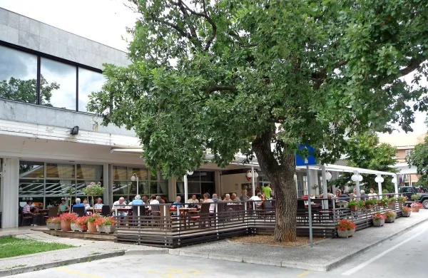 Osem nekdanjih delavcev podjetja Lipica turizem  v stečaju 
pravico išče na sodišču.