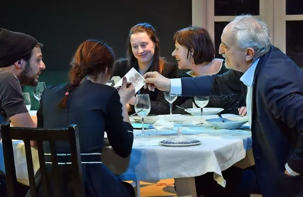 Tržaška priredba Teoreme se izteče v sanjsko, idilično pomiritev  med družinskimi člani. 