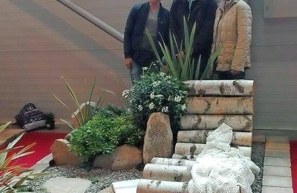 Marko Jazbec (levo) skupaj z mentorico in prijateljem Luko 
Mavričem ob svojem sanjskem vrtu, s katerim je zmagal na 
celjskem sejmu Flora.