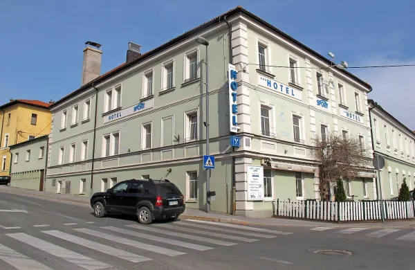 Hotel, ki je, na primer, nedavno gostil spet obujeni pustni ples 
v Postojni, je že dvakrat skoraj prešel v druge roke.    