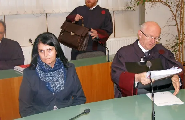 Tajnica Mira Senice Olga Zaviršek je  na predobravnavnem 
naroku na celjskem okrožnem sodišču zavrnila krivdo pri 
prodaji Delamarisa.