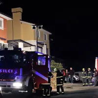 Požar pri Vežnaverjevih gasilo 20 gasilcev