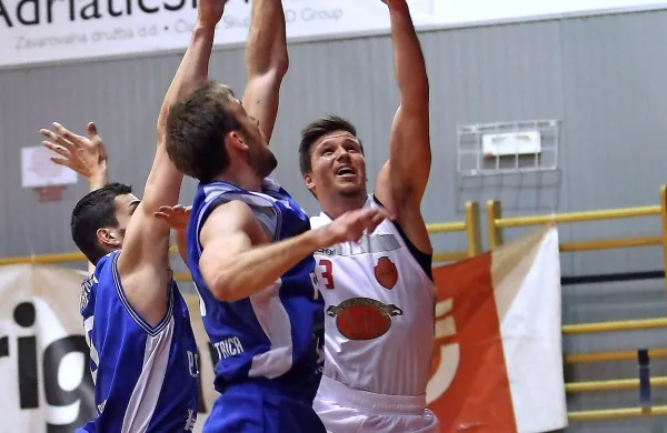 Prunkov Aljaž Korošec (v belem dresu) je na zadnji medsebojni tekmi dosegel zmagoviti koš.