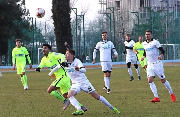 Ankarančani (v belih dresih, v ospredju je s št. 18 Erik Gliha) 
odkrito napovedujejo boj za drugo mesto. 