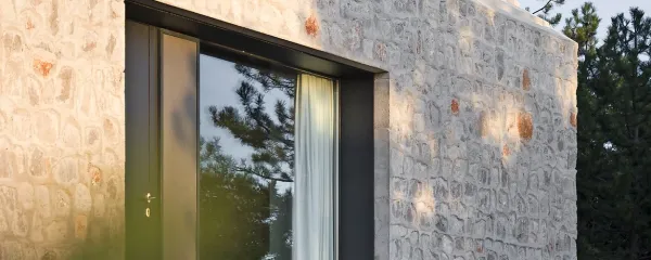 Vrtna lopatka je lahko diamant. Narejena 
je iz medenine, ročaj pa iz trpežne 
plastike. Za drobne opravke z lončnicami. 
Iz kolekcije Garden Glory.