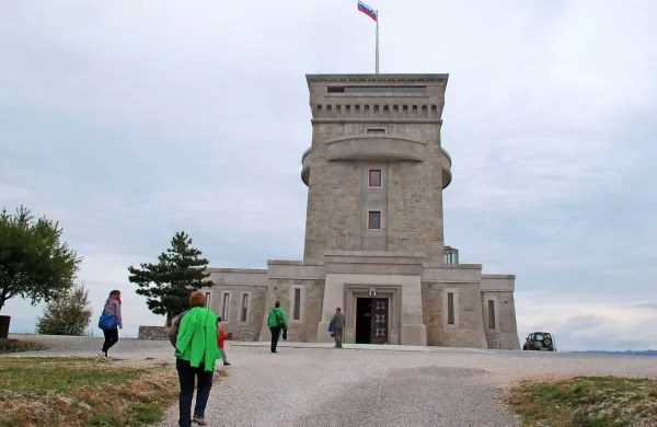 Prava pot je naslov skulpture iz kraškega kamna, ki je 
postavljena na poti od parkirišča ob glavni cesti proti 
Pomniku braniteljem slovenske zemlje na Cerju in jo bodo 
odkrili danes ob 11.30.