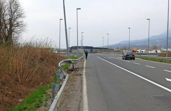 V prometni nesreči v Ajdov&scaron;čini umrl 29-letni sopotnik