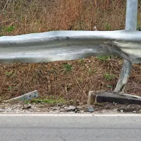 Danes ob 4.32 se je v ulici Mirce v Ajdovščini zgodila huda 
prometna nesreča, v kateri je umrla ena oseba. 