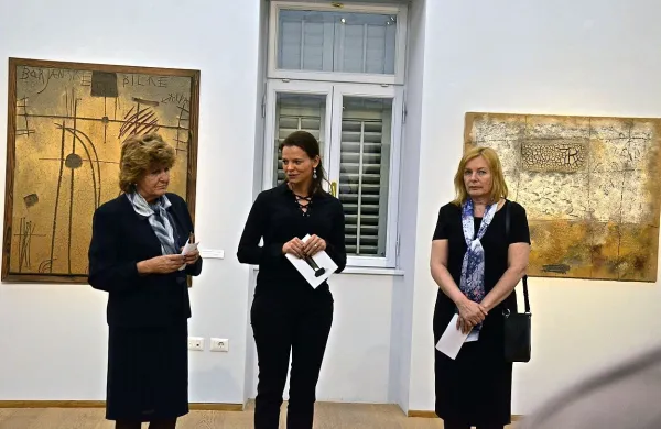 Razstavo in delo Toneta Lapajneta so  predstavile (z leve) 
ravnateljica Obalnih galerij Jelka Pečar, kustosinja razstave 
Marija Skočir in državna sekretarka ministrstva za kulturo 
Damjana Pečnik. 