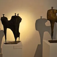  Manj znan del Lapajnetovega opusa  so skulpture. Retrospektivna razstava bo v Mestni galeriji 
Piran na ogled do 7. maja.  