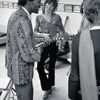 Nasmeh, ki pove vse: Keith Richards iz benda The Rolling 
Stones zre v svojega  junaka.   “Ugasnila je ena mojih velikih 
luči,” je Richards tvitnil včeraj. 