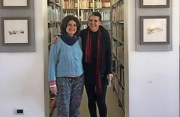 Ina Stergar (desno) na fotografiji s knjižničarko Patricijo 
Dodič.