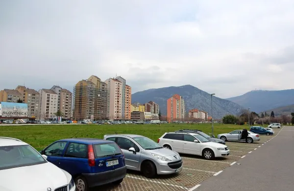 Lega in površine so idealne za velik urbani park, ki ga Nova 
Gorica nima, so prepričani mnogi. Na občini niso navdušeni, 
širše javne razprave na to temo pa doslej še ni bilo. 