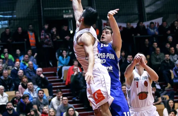Milan Kovačevič (v belem dresu) in Anže Srebovt sta bila tudi na 
sobotnem primorskem derbiju spet med najboljšimi posamezniki v 
svojih ekipah.