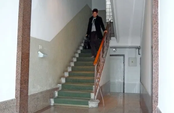 V izolski občinski upravi, kjer nimajo varnostnika, bodo na 
hodnike namestili  video kamere.