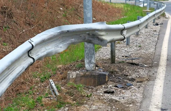 Za 29-letnega sopotnika na zadnjem sedežu je bil usoden trk 
v varovalno ograjo in steber javne razsvetljave.