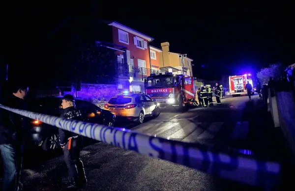 Po požaru so reševalci Sebastjana Vežnaverja in njegovo mamo Vlasto odpeljali v bolnišnico. 