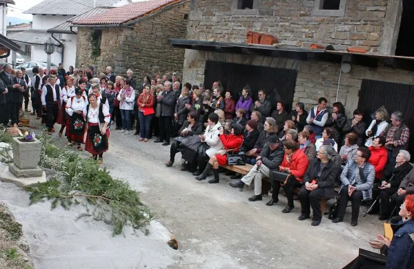 Jože Volk Suhorski je vzpostavil tesne vezi s pravoslavnim 
svetom. V znak te povezanosti so v soboto na  Suhorju 
zaplesali tudi folkloristi srbskega Prosvetno kulturnega 
društva Nikola Tesla iz Postojne.  