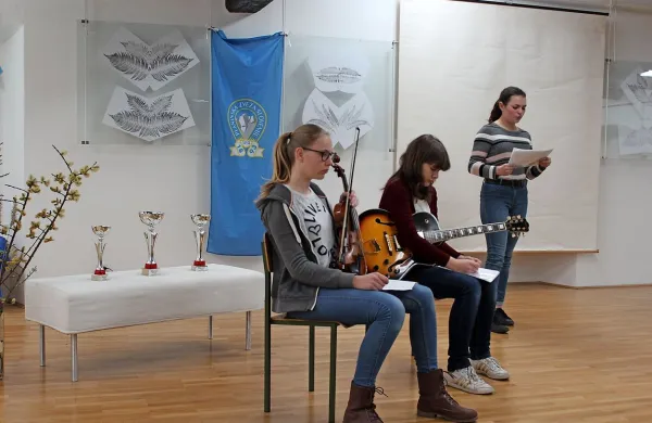  Mladi planinci botrujejo številnim avtorskim kulturnim prireditvam. Pripravili so jo tudi za občni zbor.