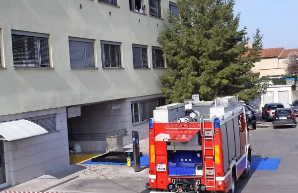 Koprske policiste so o sumljivi pošiljki  obvestili okoli 13.30. 
Policisti in gasilci so območje zavarovali, prah pa zasegli in ga 
poslali v analizo. 