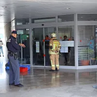 Izolski zdravstveni dom je bil včeraj obkoljen z gasilci in 
policisti.