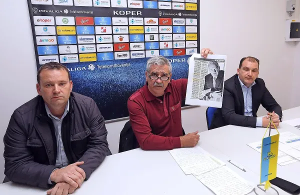Vodstvo FC Koper: predsednik Valter Valenčič ima v rokah 
članek s fotografijo Milana Mandarića, do katerega ne 
priznava obstoja dolga. Poleg njega sta  člana upravnega 
odbora Dejan Škerlič (levo) in  Goran Malenič  (desno).