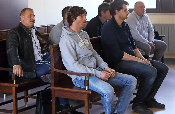 Rajko Hrvatič (prvi z leve)  je včeraj sedel v drugo vrsto. 
Sojenje sedmerici, ki naj bi bila po obtožbi vpletena v 
goljufijo, se še ni začelo. 