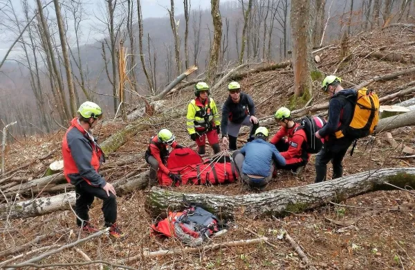 Med reševalci, ki so nesrečnemu gozdarju priskočili na 
pomoč, so bili kar trije zdravniki.