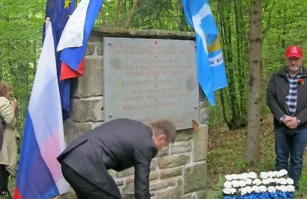 Bolnišnico Zalesje (na fotografiji je polaganje 
venca k spomeniku v njeni bližini aprila 2014, 
ko je slavila  70. obletnico) bo Občina Ilirska 
Bistrica rekonstruirala.