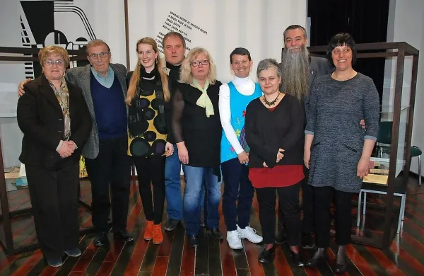 Literati so se srečali v prenovljeni Kosovelovi sobi, kjer se je 
pred 113 leti rodil veliki kraški pesnik. 